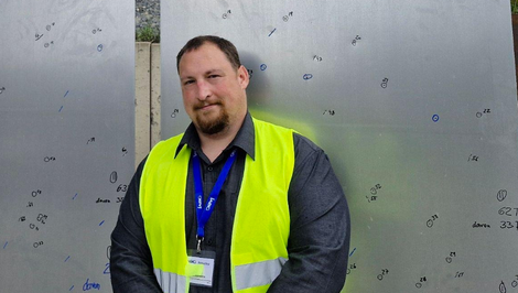 Žije v utajení a spísal závet. Šéf zbrojovky sa obáva útoku novičokom