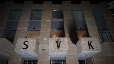 Na Ruský dom v Prahe hodil páchateľ šesť zápalných fliaš, niektoré vybuchli