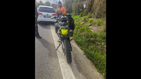 Opitý motorkár narazil na chodníku do dieťaťa a z miesta nehody ušiel