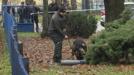 Na škole našli podozrivú plynovú nádobu s odkazom pre Zelenského