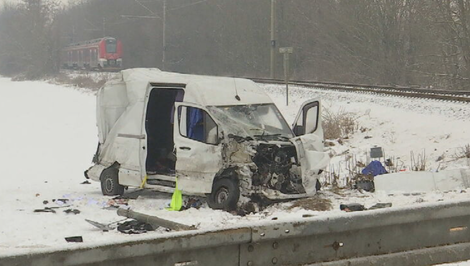 Dodávka skončila pod násypom po zrážke s vlakom. Vodiča previezli do nemocnice