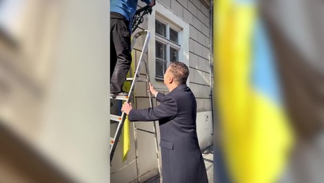 Tri roky visela ako znak podpory Ukrajine. Nový predseda Snemovne ju nechal zvesiť za pár sekúnd