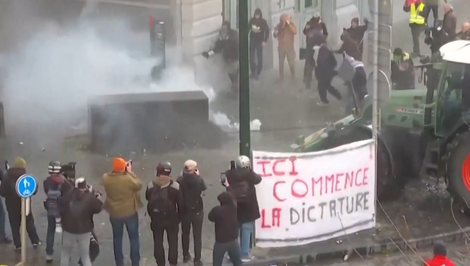 Kým spor o financovanie Ukrajiny paralyzuje samit, Brusel zaplavili protesty farmárov