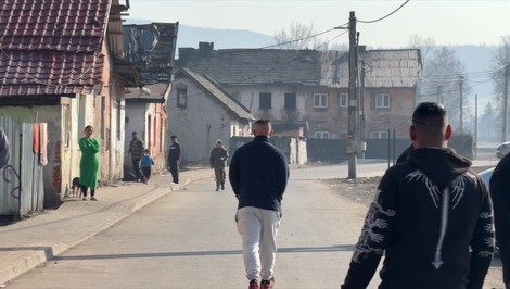 Hromadná bitka v osade: Sto ľudí sa bilo palicami aj mačetami, zranený je aj 6-ročný chlapec