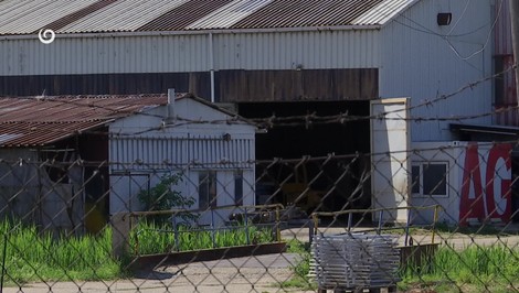 Muža zavalila v práci oceľová konštrukcia. Zásah záchranárov bol márny