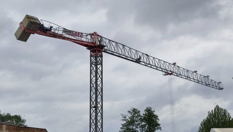 Nalomené rameno žeriavu vyvolalo poplach. Evakuovali desiatky detí