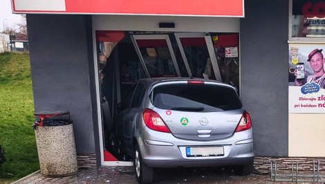 Mladá vodička si pomýlila pedále. Auto skončilo v dverách obchodu