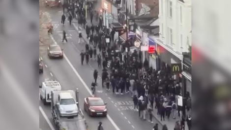 Veľkonočný chaos v Británii: Tínedžeri využili sviatky k rabovaniu a bitkám, rolu zohrali sociálne siete