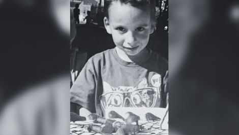 Chlapec (†13) po zjedení kontaminovaného syra upadol do kómy. Po deviatich rokoch zomrel