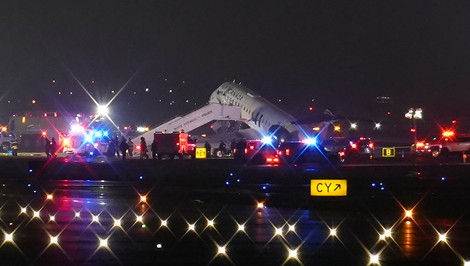Zrážka lietadla s vozidlom na newyorskom letisku pozastavila všetky lety