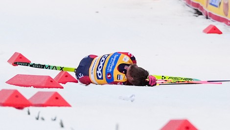 Klæbo tvrdo narazil, výsledkom je otras mozgu