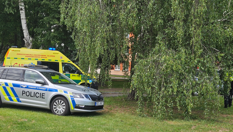 Policajti evakuovali školu: Študent mal po rozchode pobodať dievča