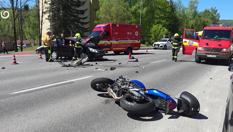 Auto mu nedalo prednosť: Motorkár skončil po nehode v nemocnici
