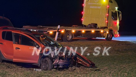 Vážna nehoda na križovatke: Taxík a osobné auto skončili po zrážke v poli