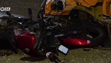 Motorkár utrpel vážne zranenia po čelnej zrážke s autom v protismere
