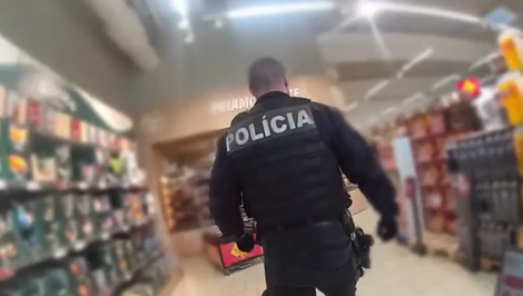 Zamestnanie v predajni začína byť rizikové. Polícia viackrát zasiahla proti agresívnym zákazníkom