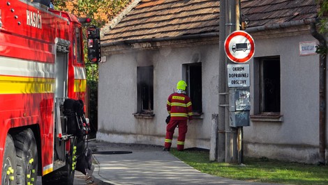Požiar rodinného domu v Ružinove: Hasiči zasahujú na Mlynských luhoch