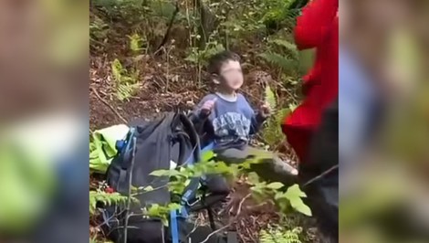 Chlapec (5) prežil tri dni v lese plnom medveďov. Záchranári hovoria o zázraku