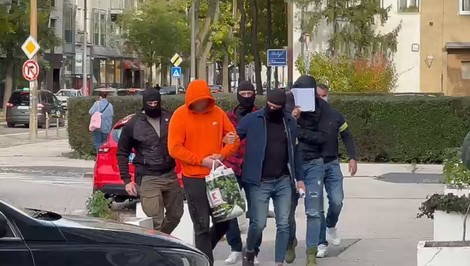 Policajná akcia odkryla nečakané prepojenie. Medzi zadržanými je muž známy z Čistého dňa