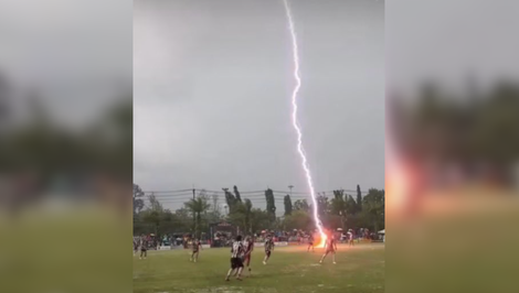 Futbalistu počas zápasu zasiahol blesk. Tragédiu zachytilo video