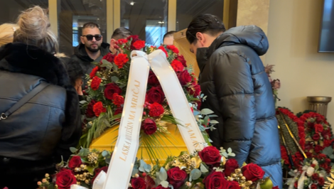 Pohreb rómskeho kráľa Róberta Botoša: Blízki sa s ním rozlúčili smútočným pochodom