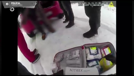 Rýchla reakcia policajtov zachránila mladému mužovi život, hrozilo mu vykrvácanie