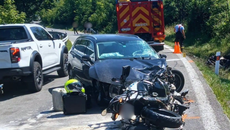 Pri dopravnej nehode auta a dvoch motoriek sa zranili traja ľudia
