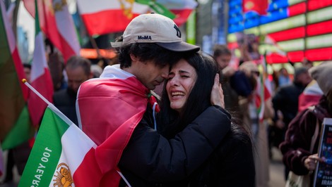 ONLINE: Z budovy veľvyslanectva USA  v Kuvajte stúpa po sérii iránskych útokov dym