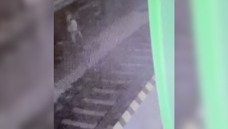 VIDEO: Stačil jeden krok do koľajiska. Muža na stanici v Trenčíne zrazil rušeň