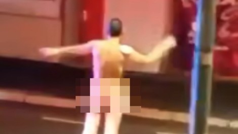 Vodiči zažili nevídaný výjav: Nahý muž sa postavil do stredu cesty a riadil dopravu