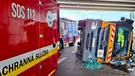 Nehoda smetiarskeho auta v Bratislave. Jedna osoba sa zranila