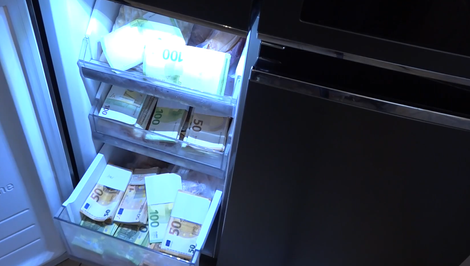 Peniaze ukryl do krabičky s kapsulami aj do mrazničky – z oboch skrýš zmizlo 100-tisíc eur
