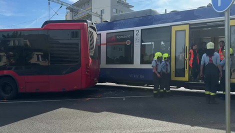 Vážna nehoda v Bratislave: Vlak sa na Ivanskej ceste zrazil s autobusom