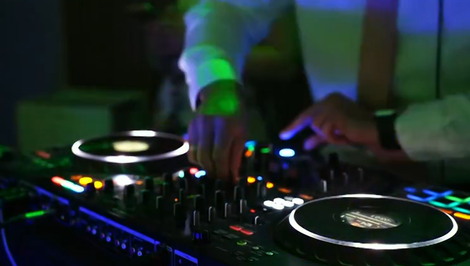 Ste DJ na svadbe či festivale? Za hudbu na verejnej akcii možno budete potrebovať licenciu