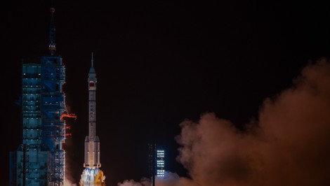 Čína vypustila kozmickú loď Šen-čou 23, jeden astronaut má vo vesmíre stráviť rok