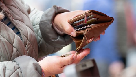Ekonóm: Takmer 50% výdavkov dávajú domácnosti na jedlo a bývanie. Šetria čoraz menej