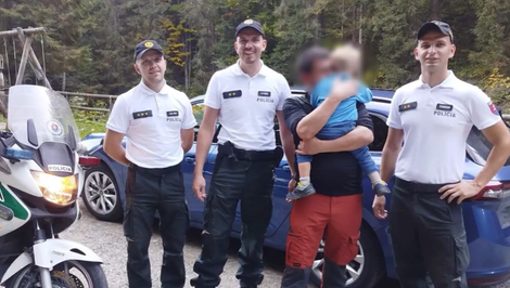 Matúško (3) sa stratil v lese. Zúfalý otec zalarmoval policajtov, ktorí boli v kostole na obrade