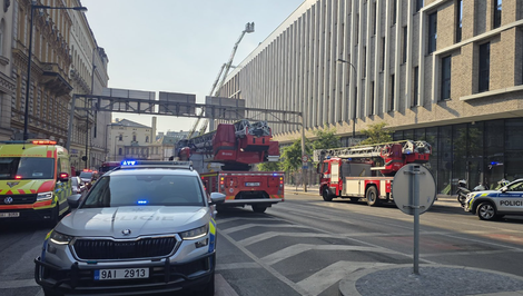 V centre Prahy horela strecha hotela. Hostia sa sami evakuovali