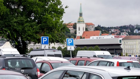 Dnes končí parkovanie na chodníku. Existujú výnimky