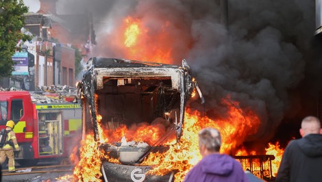 Útok nožom spustil v Belfaste vlnu nepokojov a protiimigračných protestov