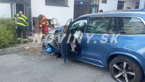 Vodička pod vplyvom narazila do steny, v ktorej zostala diera. Poškodila aj elektrickú prípojku