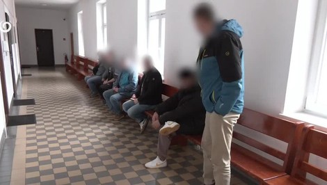 Dvaja mladiství chlapci čelia obvineniu, násilím mali zadržiavať chlapca