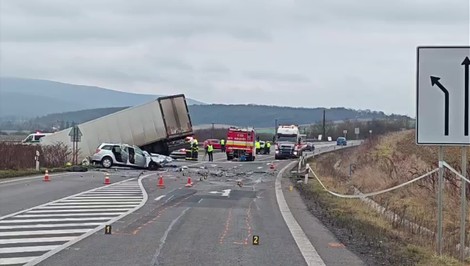 Hrozivá čelná zrážka s kamiónom si vyžiadala život vodiča osobného auta