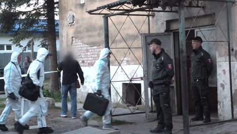 Matka bodla svojho druha nožom, zatiaľ čo v byte boli jej dve malé deti. Súd tento čin prekvalifikoval