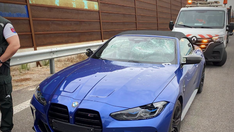 Kuriózny incident na D4: Mladík zastavil požičané BMW a začal ho rozbíjať obuškom