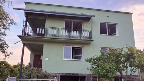 Požiar rodinného domu v Malčiciach zranil dieťa. Hasiči nevylučujú úmyselné podpálenie