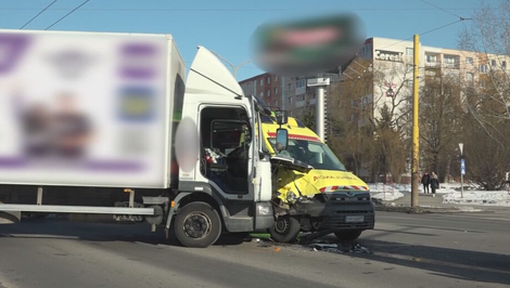 Sanitka sa zrazila s vozidlom autoškoly. Dopravu musela riadiť polícia