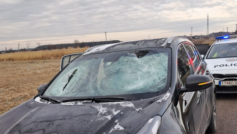 Kus ľadu spadnutý z kamióna zranil ženu v osobnom aute