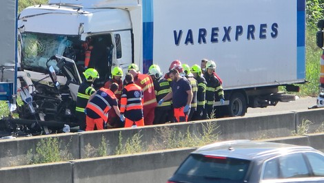 Na diaľnici D2 zhorel kamión do tla. O pár kilometrov ďalej sa zrazili dva kamióny