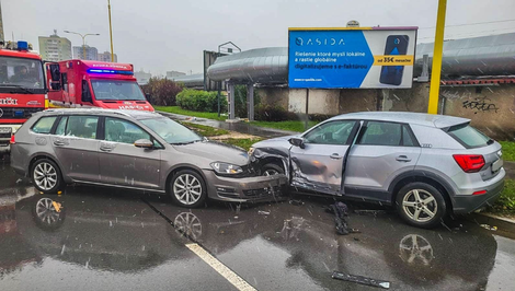 V Košiciach po vážnej zrážke dvoch áut oživovali vodičku. V aute sa nachádzali aj deti